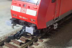 Náhradní nárazníky pro modely lokomotiv Roco BR185 DB (3D tisk na podpěrách)